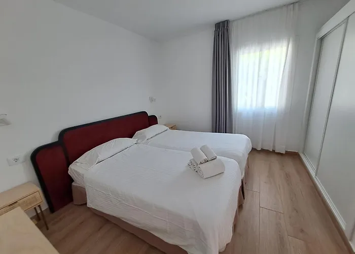 Homeforguest 13 Con Terraza Y Piscina En كوراليهو