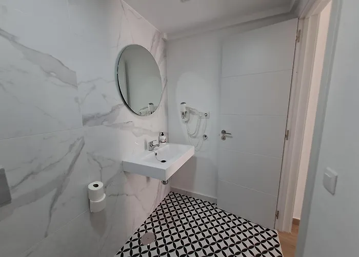 Homeforguest 13 Con Terraza Y Piscina En كوراليهو